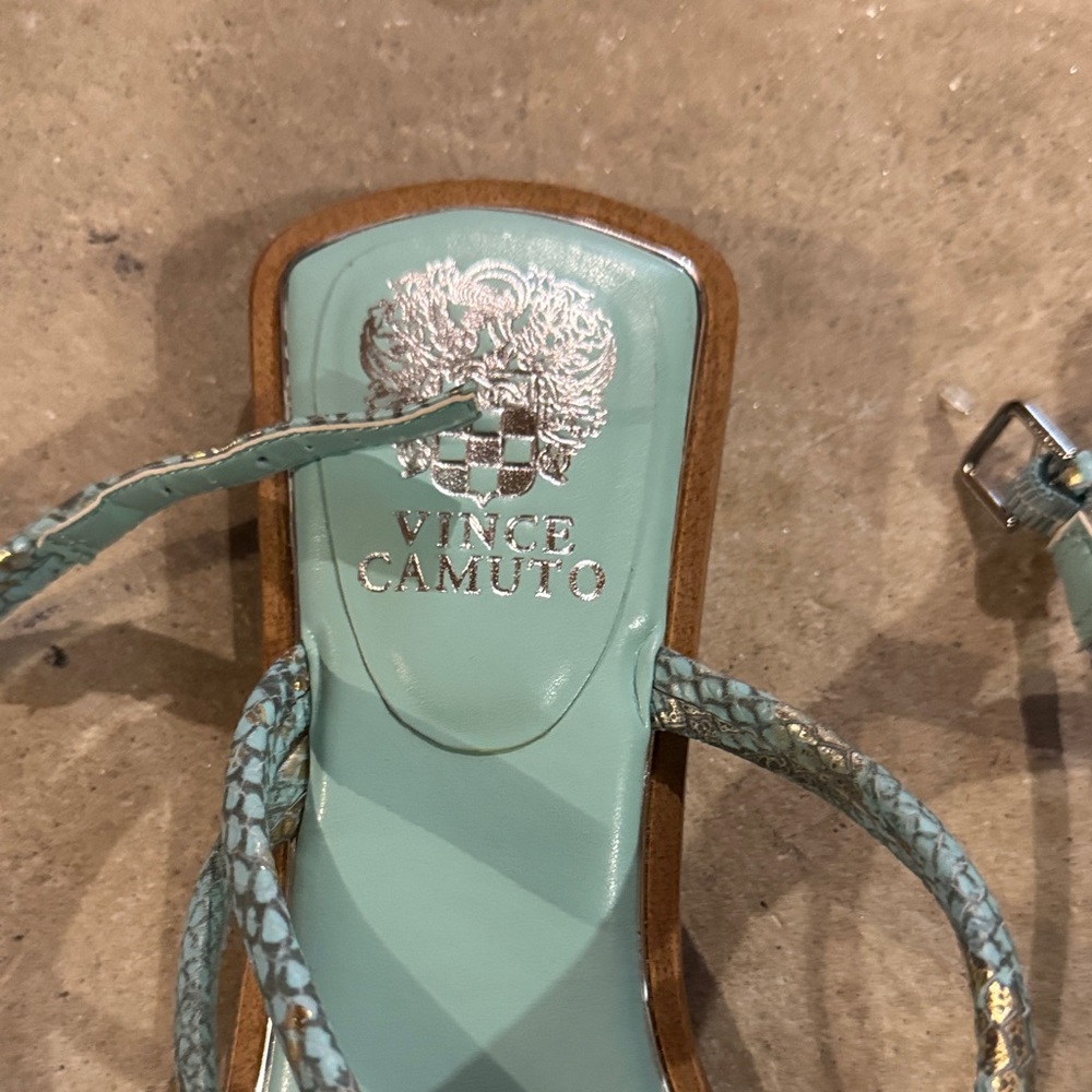 🦄🦄 VINCE CAMUTO Green Strappy Sandals - Picture 2 of 6